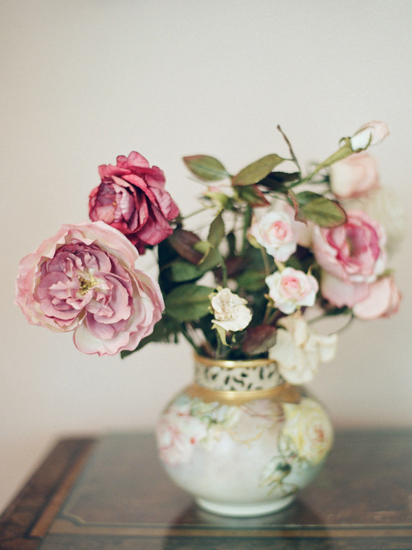 Small pink garden rose floral arrangement, photo by Elizabeth Messina Photography
